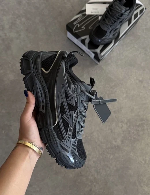 Off-White Be Right Back en Off-White Be Right Back